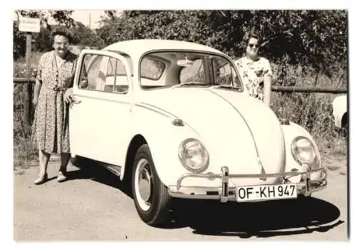 Fotografie zwei Frauen mit ihrem VW-Käfer, Kennzeichen: OF-KH 947