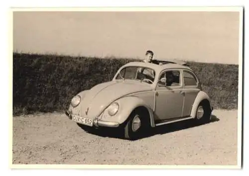 Fotografie Vater und Sohn im VW-Käfer, Kennzeichen: CUX-C 652, Sohn schaut aus dem Schiebedach