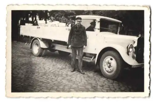 Fotografie Arbeiter mit seinem Mercedes LKW