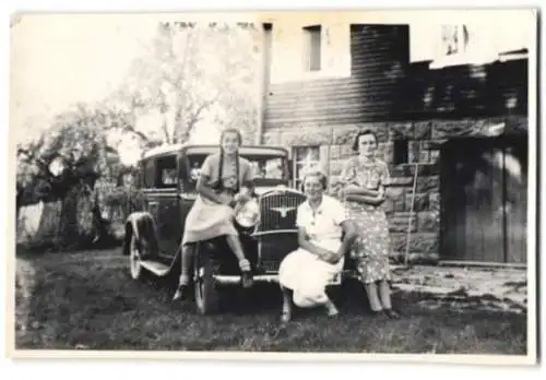 Fotografie drei junge Frauen vor einem Adler Auto