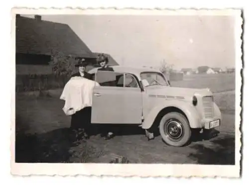 Fotografie zwei Frauen mit ihrem Opel Kapitän, Kennzeichen: IK-238118