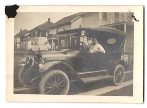 Fotografie Mann in seinem Ford mit Holzspeichen