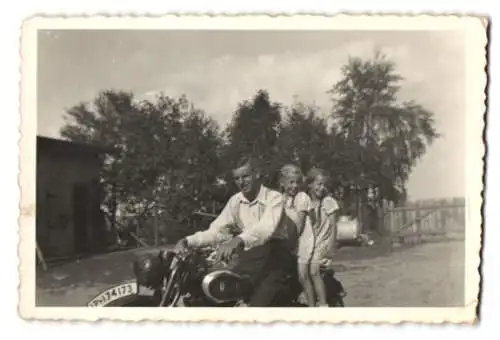 Fotografie Vater mit seinen beiden Töchtern auf DKW Motorrad, Kennzeichen: IP-174173