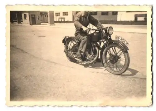 Fotografie Mechaniker bei einer Testfahrt mit Motorrad