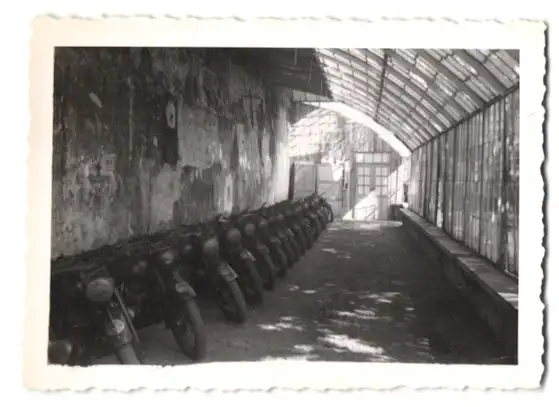 Fotografie Militär Motorräder mit Tarnlicht Abdeckung stehen in einem Wintergarten 0
