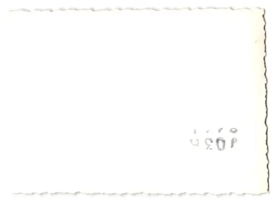 Fotografie Militär Motorräder mit Tarnlicht Abdeckung stehen in einem Wintergarten 1