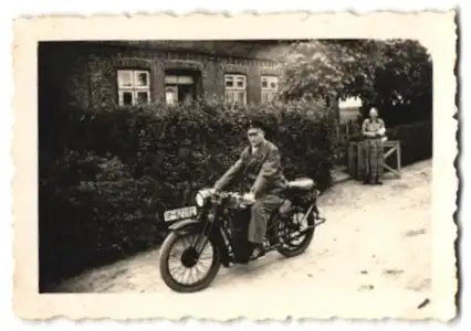 Fotografie Mann auf seinem Motorrad, Kennzeichen: IP-67207