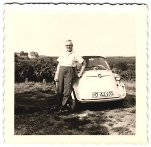 Fotografie Walter Eklöh neben seiner BMW Isetta, Kennzeichen: HD-AZ 930