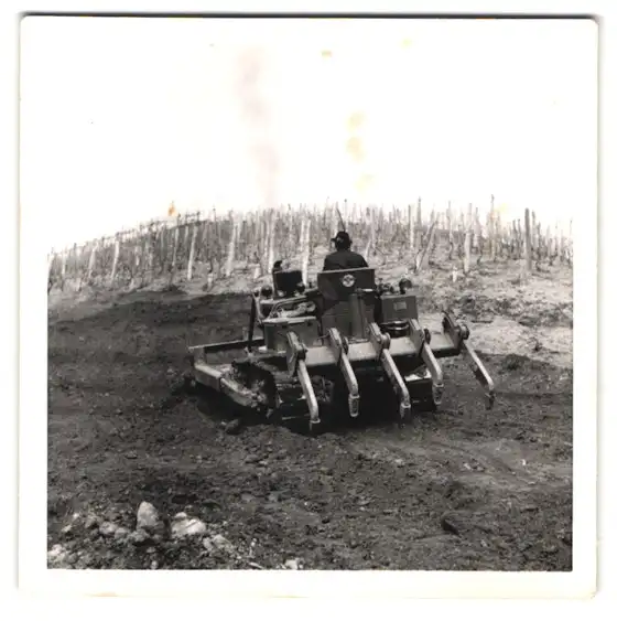 Fotografie Bauer auf Hanomag Raupen Grubber bearbeitet das Feld 0