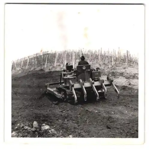 Fotografie Bauer auf Hanomag Raupen Grubber bearbeitet das Feld