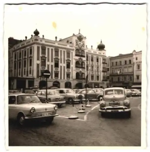 Fotografie Ansicht Gmunden / O-Ö, Opel Kapitän und BMW 700 Auto vor dem Rathaus in Gmunden