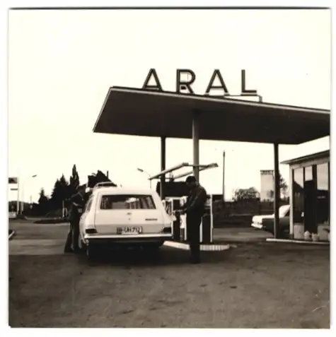 Fotografie zwei Männer an Aral Tankstelle betanken ihre Opel Kadett