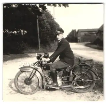 Fotografie junger Mann auf seinem NSU Motorrad, Kennzeichen: IP-68744