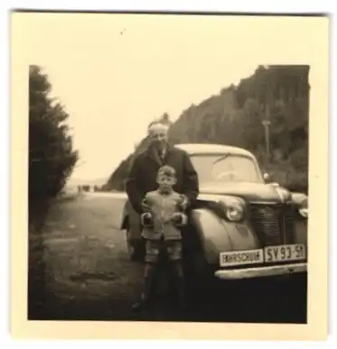 Fotografie Vater mit seinem Sohn vor Opel Kapitän Fahrschulauto, Kennzeichen: SV93-51 0