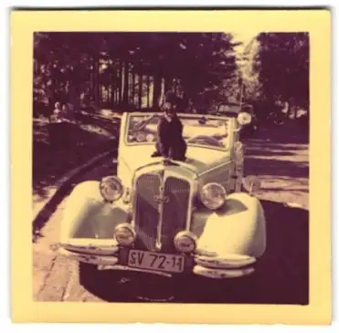 Fotografie DKW Auto, schwarzer Pudel sitzt auf der Motorhaube, Kennzeichen: SV 72-11 0