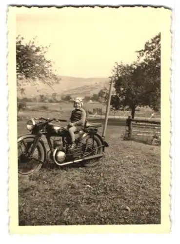 Fotografie kleiner Junge auf einem Zündapp Motorrad