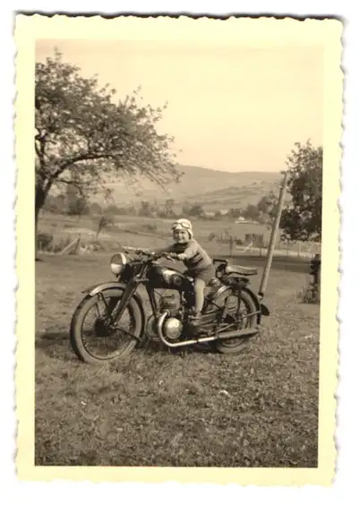 Fotografie junger Knabe mit Kappe und Brille auf einem Zündapp Motorrad 0