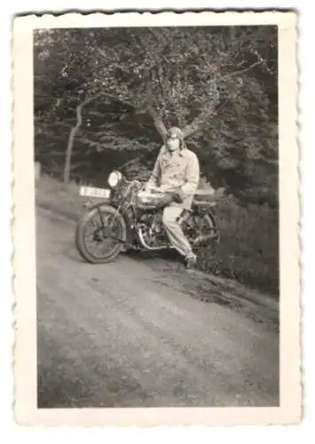 Fotografie junger Mann auf seinem Triumph Motorrad, Kennzeichen: B-1805