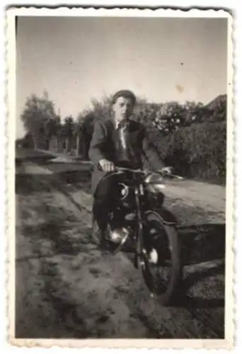 Fotografie Mann auf seinem DKW Motorrad