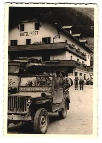 Fotografie Frauen in einem Willys Jeep der Ötztaler Verkehrs GmbH, Kennzeichen T13-338