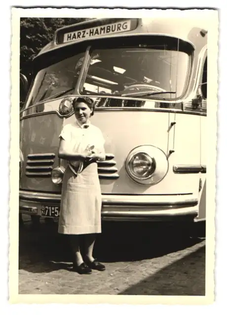 Fotografie junge Frau vor einem Mercedes Benz Bus Linie: Harz-Hamburg 0