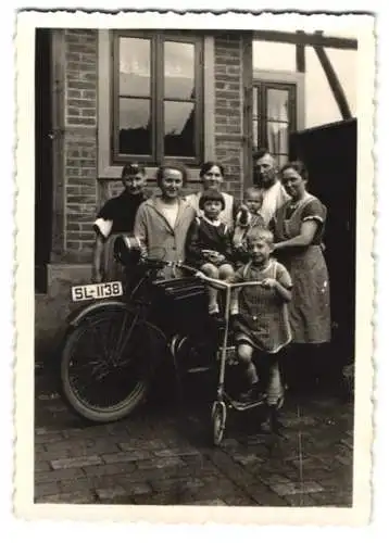 Fotografie Familie mit Triumph Motorrad, Kennzeichen: SL-II38, 1931