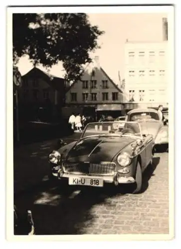 Fotografie MG Midget Auto vor einen VW-Käfer, Kennzeichen: KI-U 818