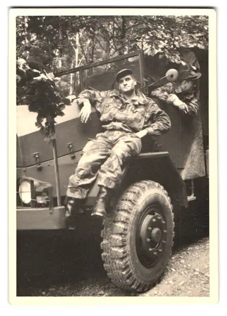 Fotografie Bundeswehr Soldaten posieren auf einem LKW 0