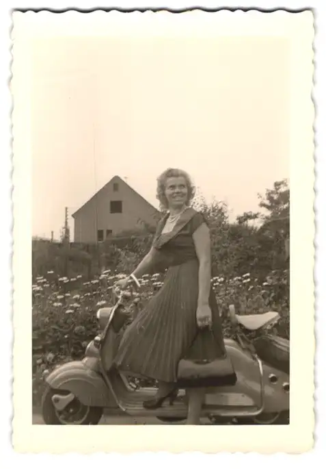 Fotografie junge Frau mit ihrem NSU Lambretta Motorroller 0