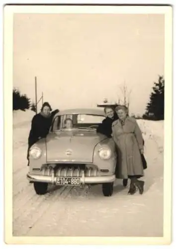 Fotografie drei Frauen neben Opel Auto, Kennzeichen: BN 104-880