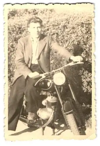 Fotografie junger Mann mit seinem DKW Motorrad