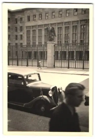 Fotografie Ansicht Berlin, Auto Fiat Balilla vor dem Reichsluftfahrtministerium 0