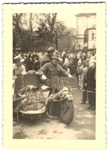 Fotografie Soldaten der Bundesarmee mit Motorrad Gespann, Schild: Vorhut der Bundesarmee