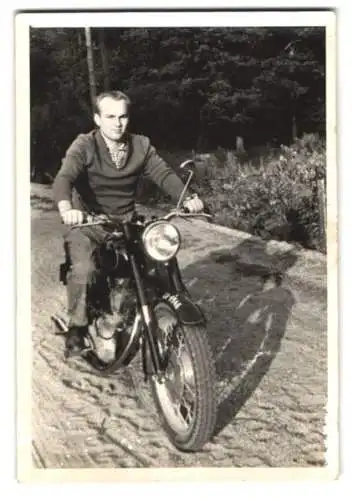 Fotografie junger Mann auf seinem Motorrad, Kennzeichen: KA-6946