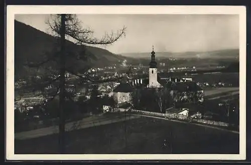 AK Gloggnitz, Kirche am Ortsrand von oben aus gesehen