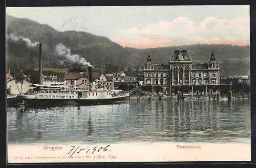 AK Bregenz, Blick übers Wasser zum Postgebäude, Dampfer