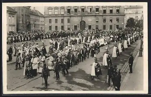 AK Budapest, Prozession am St. Stephanstag in der Burg