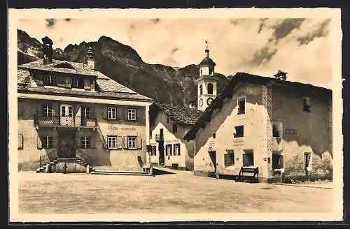 AK Sils-Maria, Dorfplatz mit Chesa comunela und Restaruant Engadiner Stube