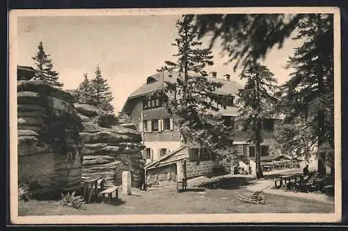 AK Neureichenau, Unterkunftshaus Dreisessel, Bänke vor der Hütte