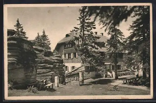 AK Neureichenau, Unterkunftshaus Dreisessel, Bänke vor der Hütte