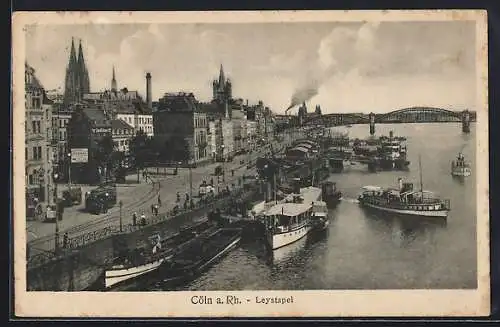 AK Köln a. Rhein, am Leystapel, Schiffe am Ufer, Domblick