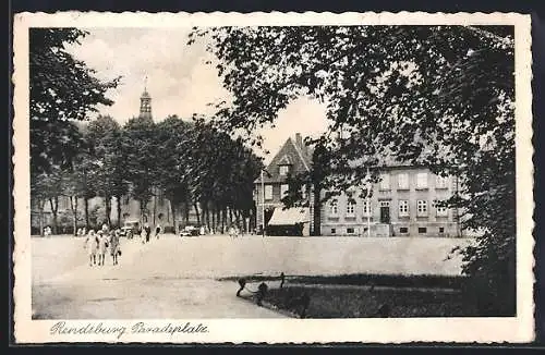 AK Rendsburg, Paradeplatz mit Leuten