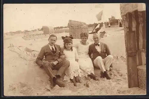 AK Timmendorfer Strand, Gäste in Sommerkleidung am Strand