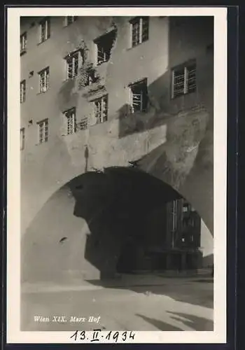 AK Wien, Gemeindebau Marx Hof mit Einschlagslöchern und zerstörter Fasade, 1934