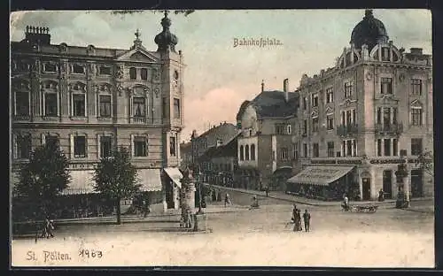 AK St. Pölten, Bahnhofplatz mit Gasthaus Restauration zur Kaiserkrone, Litfasssäulen