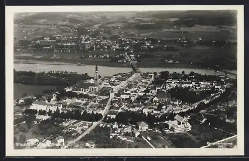 AK Braunau-Simbach am Inn, Teilansicht mit Kirche und Strassenpartie