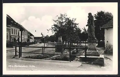 AK Ober-Markersdorf /N. Oe., Strassenpartie mit Denkmal