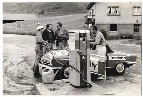 Fotografie Auto NSU Wankel Spider, Tankwart nach Betankung des Roadster neben Zapfsäule, Tankstelle