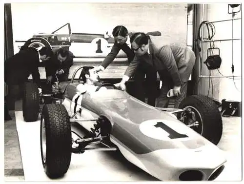 Fotografie Dieter Frinke, München, Volkswagen-Motorsport, Formel VAU Rennwagen Starrtnummer 1, Vogelberger im Cockpit