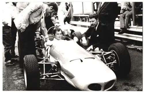 Fotografie Volkswagen Motorsport, Formel VAU Rennwagen, Prinz Carl Gustav von Schweden sitzt im Cockpit